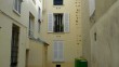 Un petite arrière-cour d'immeuble parisien, sombre et triste